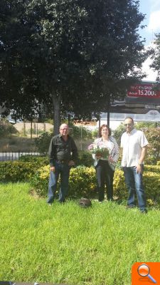 Vecinos de Angrois realizan una ofrenda floral a las víctimas del metro de Valencia - (foto 2)